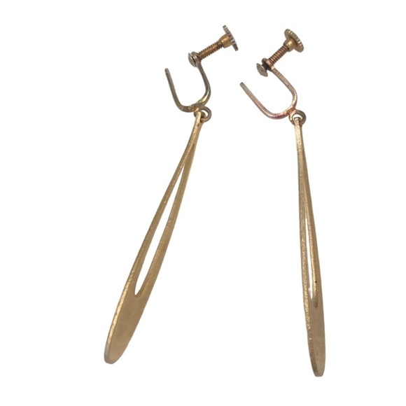 Vintage thin oval brushed gold tone 2 inch clip on earrings - Picture 2 of 4